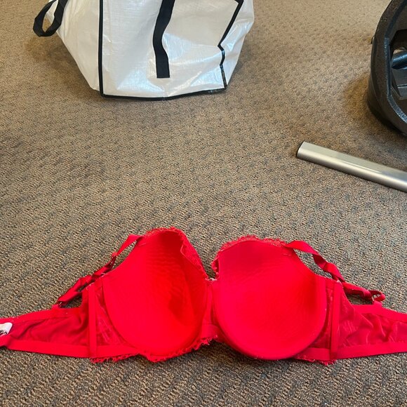 Red Bra - Picture 3 of 9